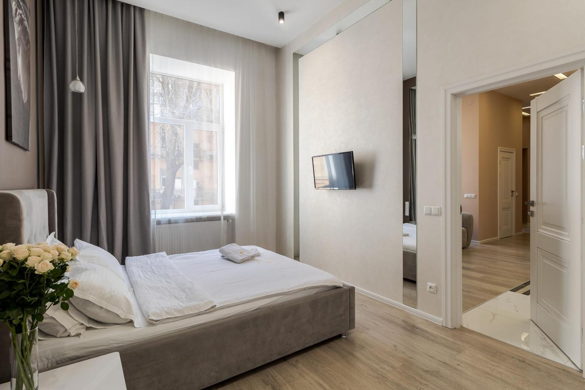 Royal Stylish Apartment In The Old City Лвив Екстериор снимка