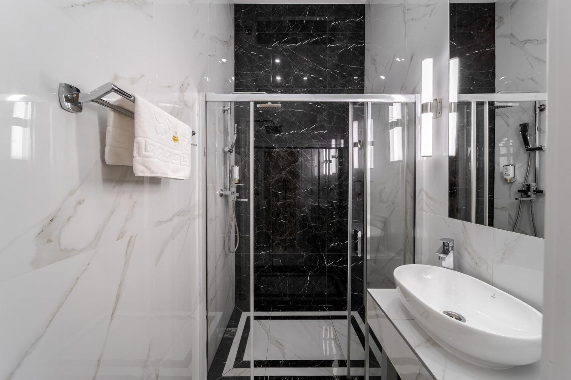 Royal Stylish Apartment In The Old City Лвив Екстериор снимка