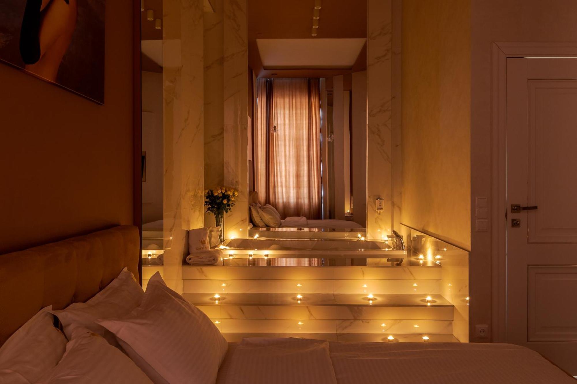 Royal Stylish Apartment In The Old City Лвив Екстериор снимка