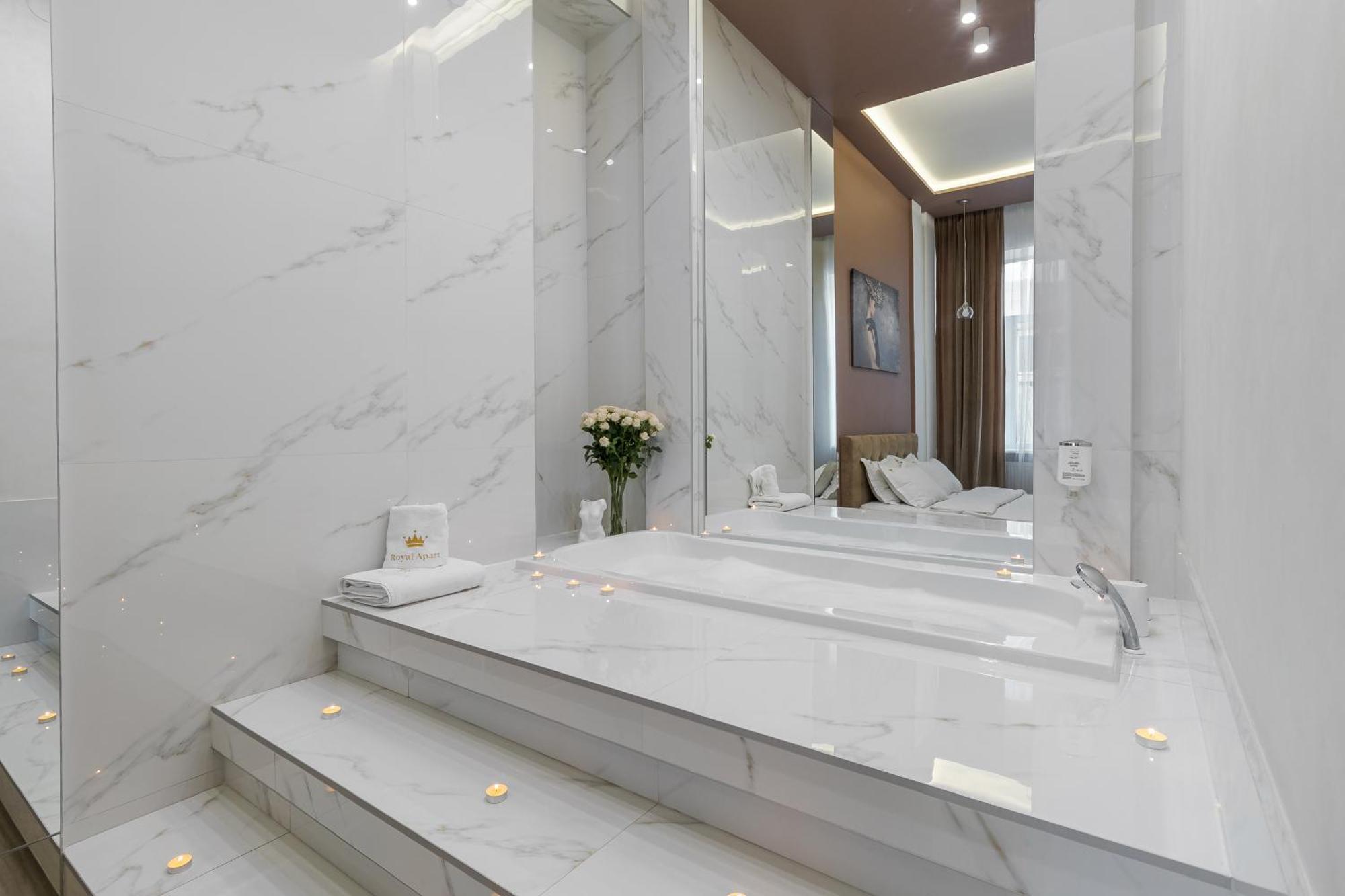 Royal Stylish Apartment In The Old City Лвив Екстериор снимка