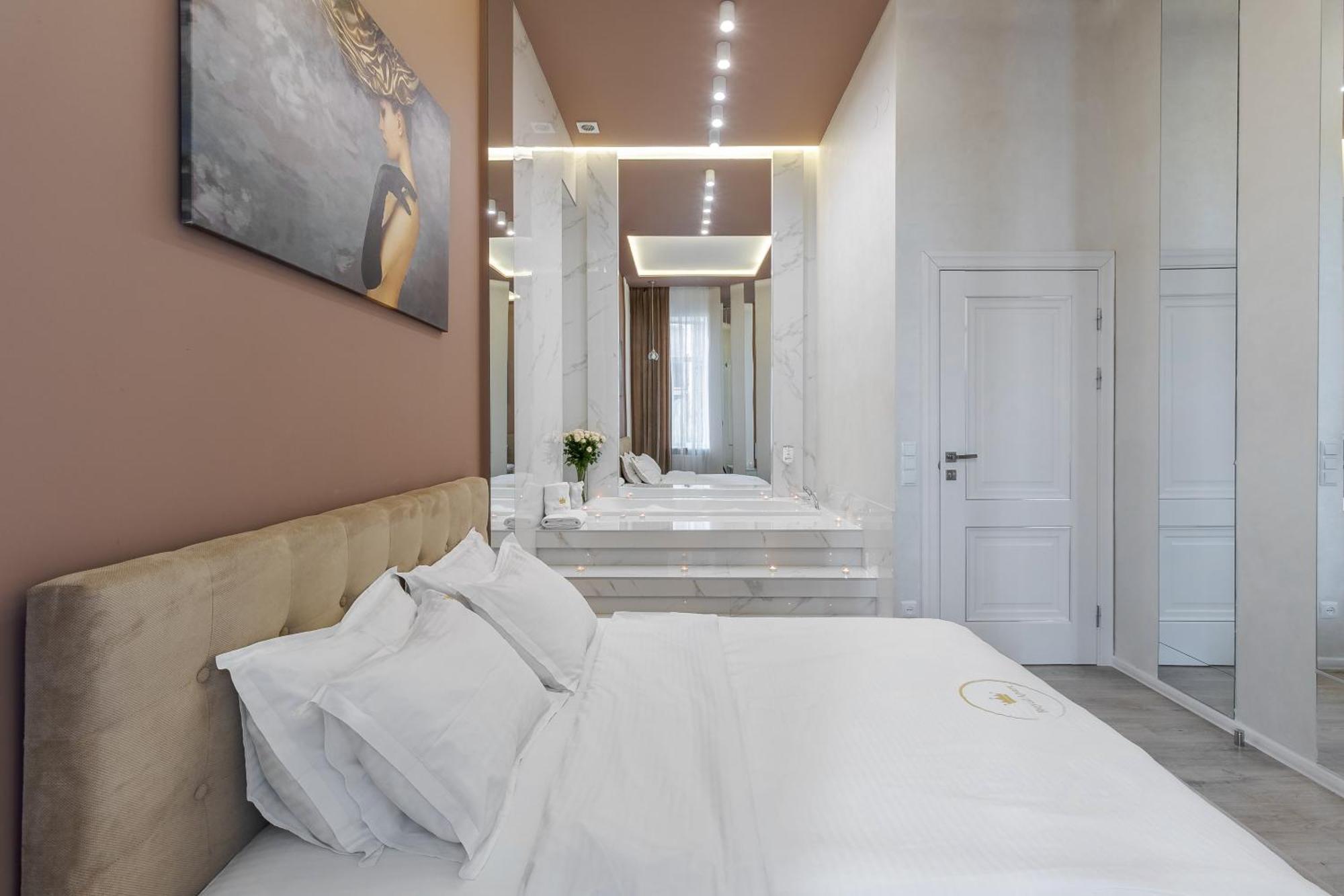 Royal Stylish Apartment In The Old City Лвив Екстериор снимка