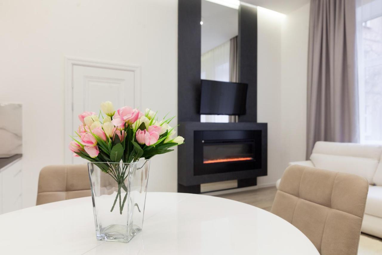 Royal Stylish Apartment In The Old City Лвив Екстериор снимка