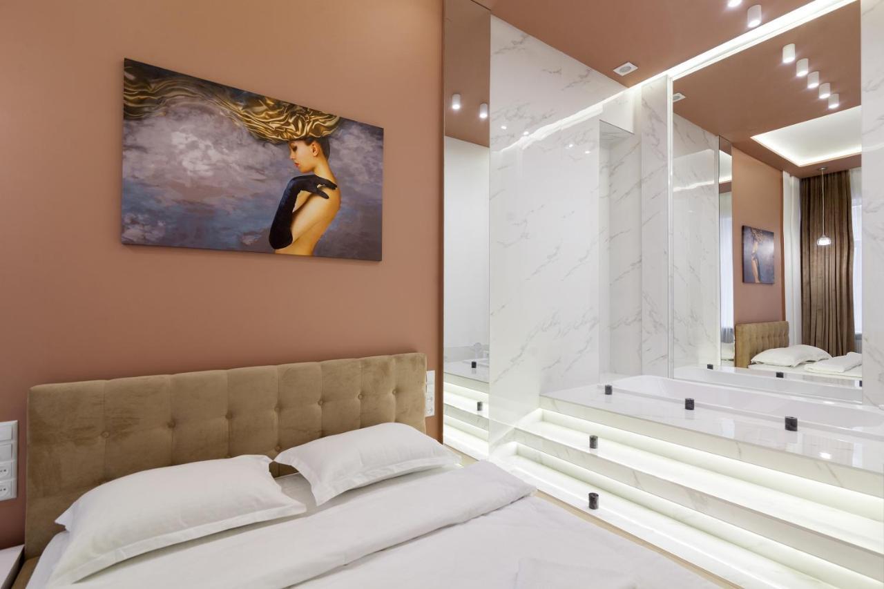 Royal Stylish Apartment In The Old City Лвив Екстериор снимка