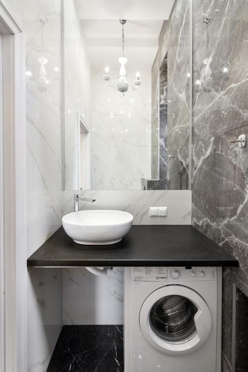 Royal Stylish Apartment In The Old City Лвив Екстериор снимка
