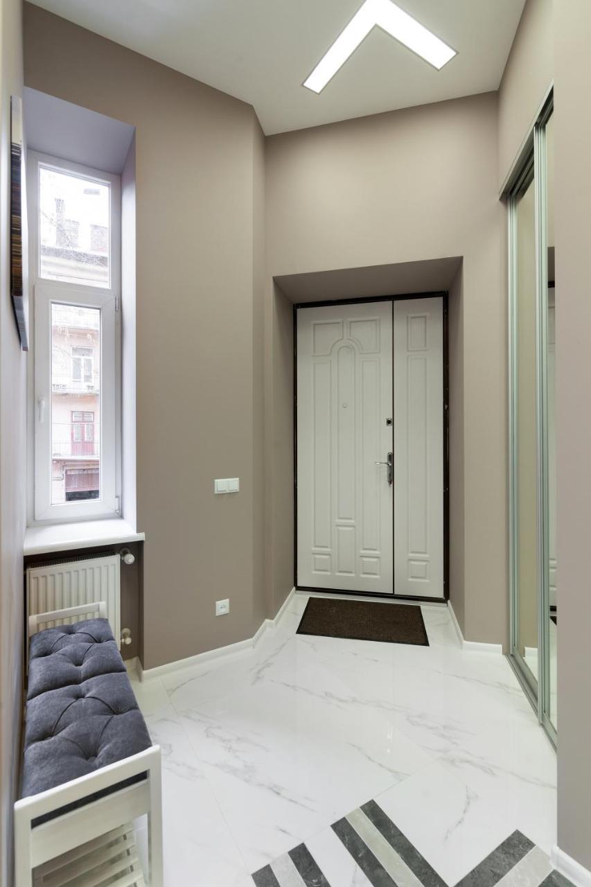 Royal Stylish Apartment In The Old City Лвив Екстериор снимка