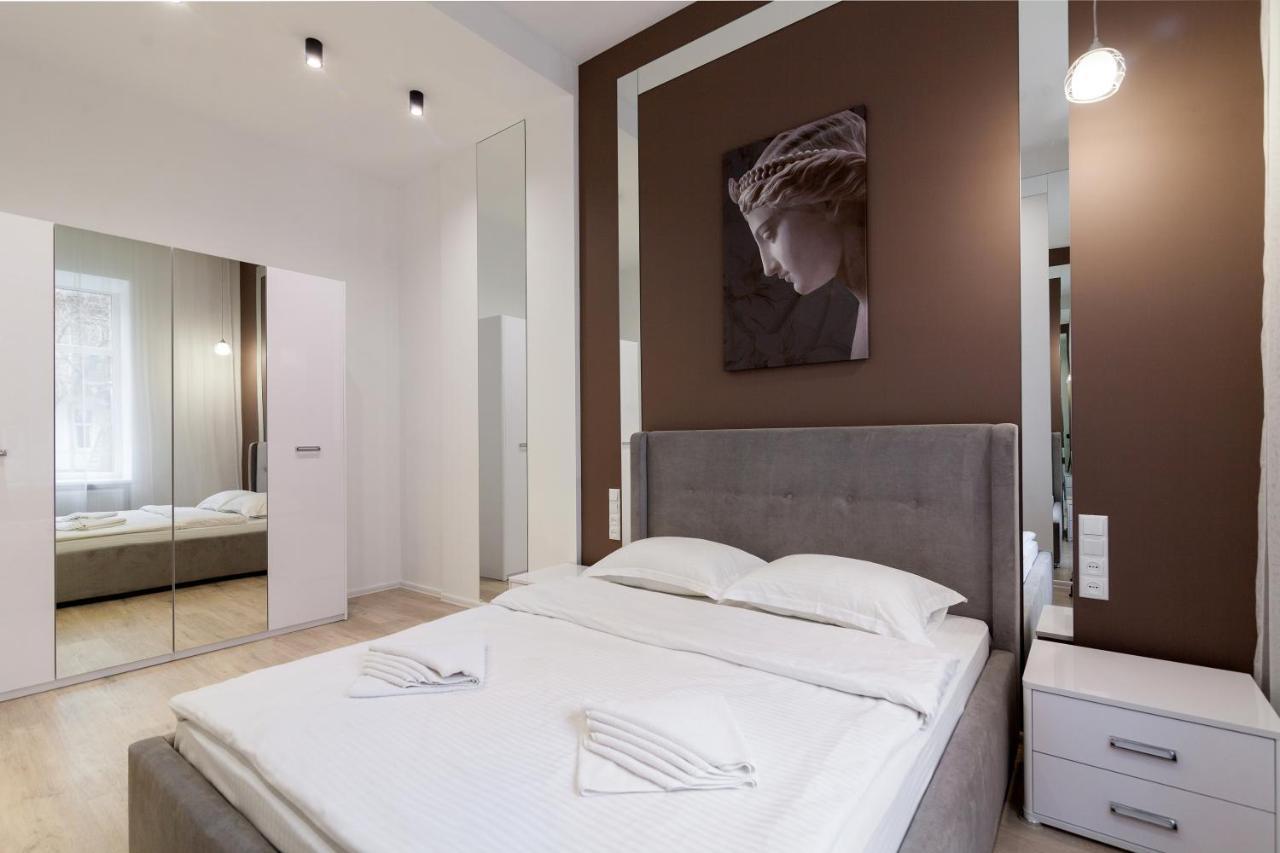 Royal Stylish Apartment In The Old City Лвив Екстериор снимка