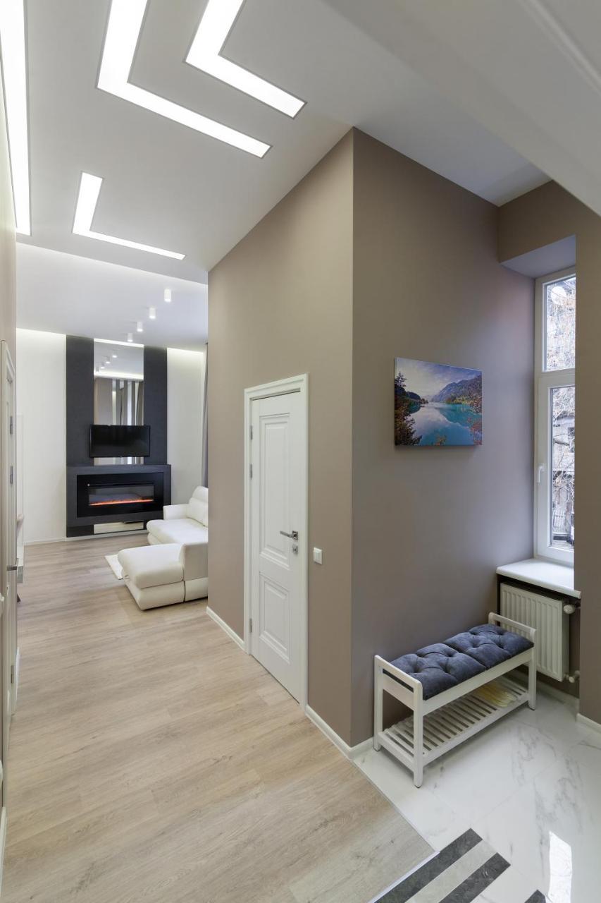 Royal Stylish Apartment In The Old City Лвив Екстериор снимка