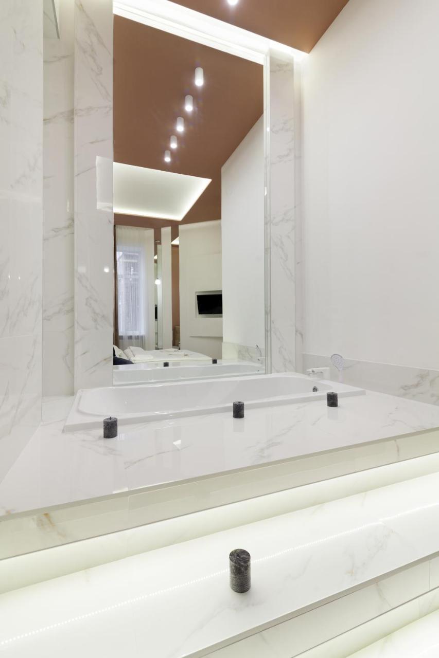 Royal Stylish Apartment In The Old City Лвив Екстериор снимка