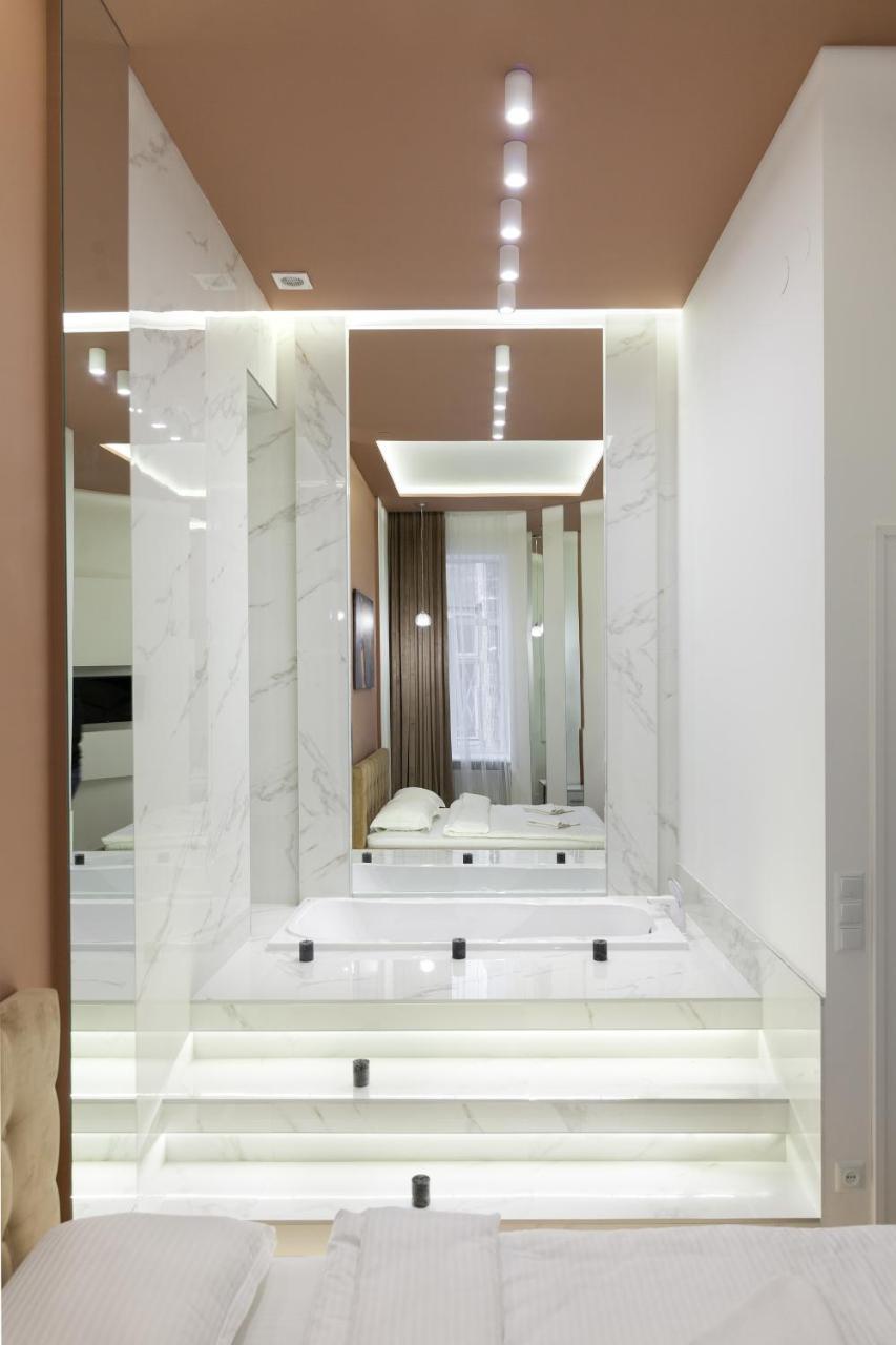 Royal Stylish Apartment In The Old City Лвив Екстериор снимка