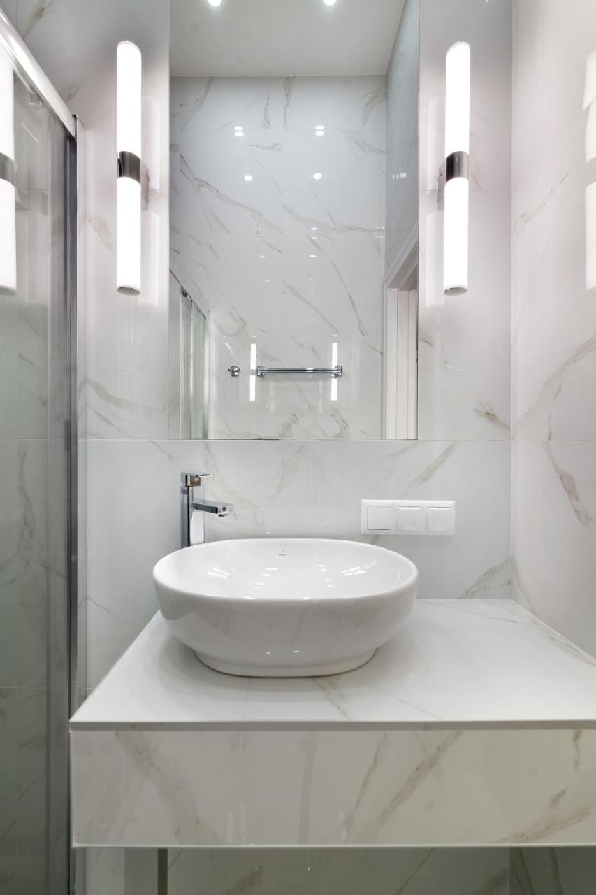Royal Stylish Apartment In The Old City Лвив Екстериор снимка